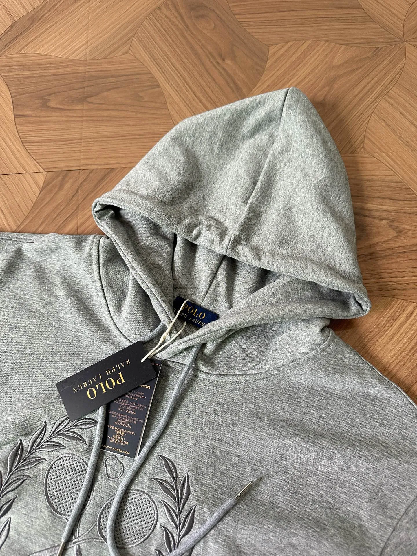 P230 Style No.: RL022] RalphLauren/Ralph Lauren 2025 new large-scale embroidered hooded sweatshirt for autumn and winter. Ralph Lauren's age-reducing item. The coat fabric is made of 60% cotton➕40% polyester. It not only retains the softness, comfort and breathability of cotton, but also adds the wear resistance and wrinkle resistance of polyester fiber, making the clothes more durable and easy to care for. Even in slightly cooler weather, you won't feel stuffy when wearing it. This kind of fabric has a natural crisp feel and is not easy to pill or deform. Hooded design effectively improves thermal insulation performance. The embroidery on the chest and the fabric are of the same color. The colors are full, three-dimensional and lifelike, adding a bit of liveliness and interest to the whole sweatshirt. There is no pressure to dress, regardless of age or gender. Complete accessories! Color: navy, black, floral gray Size: S-xL S shoulder width 53 bust 110 length 67 sleeve length 58 M shoulder width 54 bust 114 length 69 sleeve length 59 L shoulder width 55 bust 118 length 71 sleeve length 60 xL shoulder width 56 bust 122 length 73 sleeve length 61
